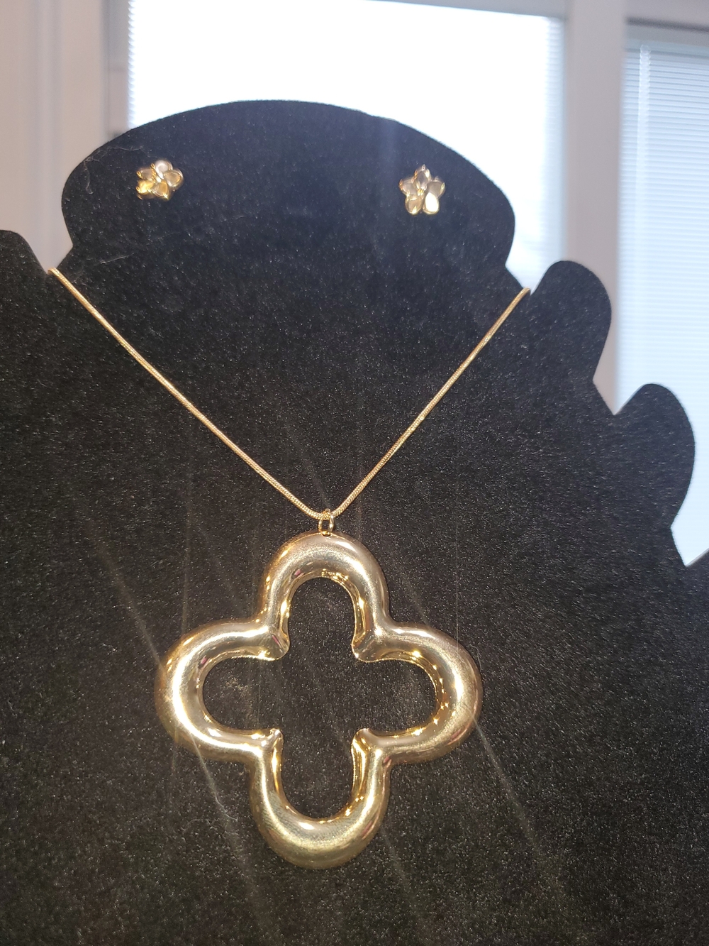 Gold Tone Floral Clover Pendant Necklace and Stud Set Earrings Set - Picture 2 of 8